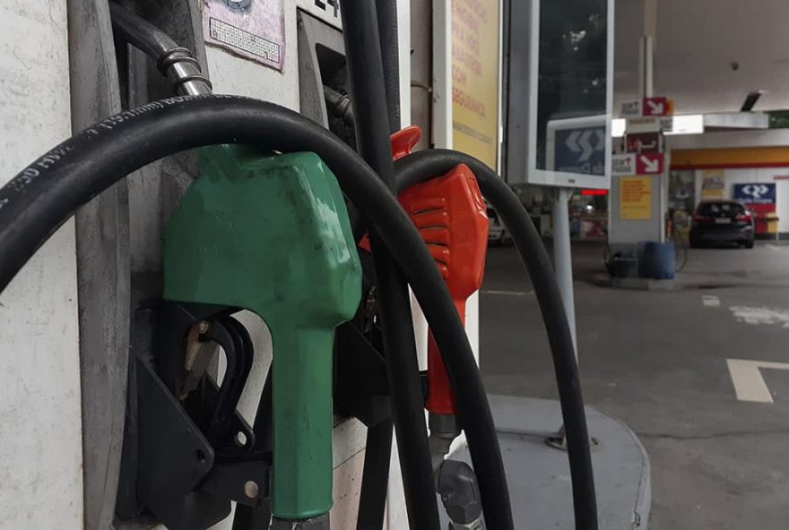 Postos de gasolina no Rio de Janeiro exibem o preço do combustível Petrobras reajusta em 12% o preço da gasolina nas refinarias a partir desta quinta-feira