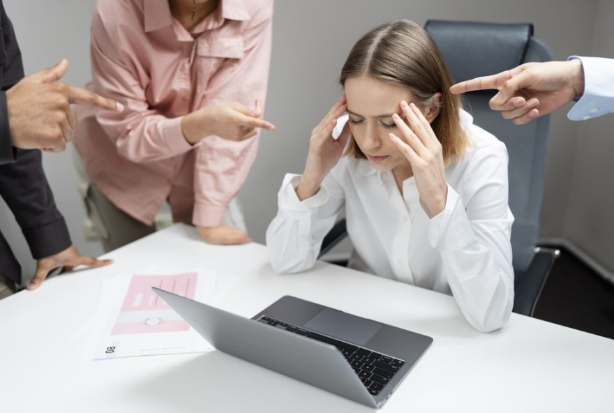 aumento-de-222C325-em-denuncias-de-assedio-moral-no-trabalho-em-20253A-saiba-identificar-e-relatar-corretamente aumento-de-222C325-em-denuncias-de-assedio-moral-no-trabalho-em-20253A-saiba-identificar-e-relatar-corretamente