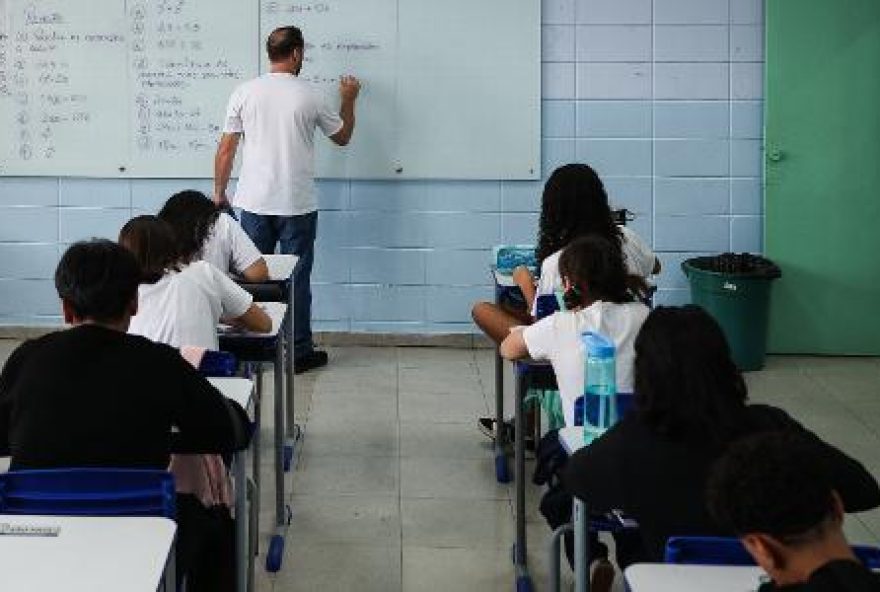 aumento-de-lula-deve-levar-mais-cidades-a-descumprir-piso-de-professor aumento-de-lula-deve-levar-mais-cidades-a-descumprir-piso-de-professor