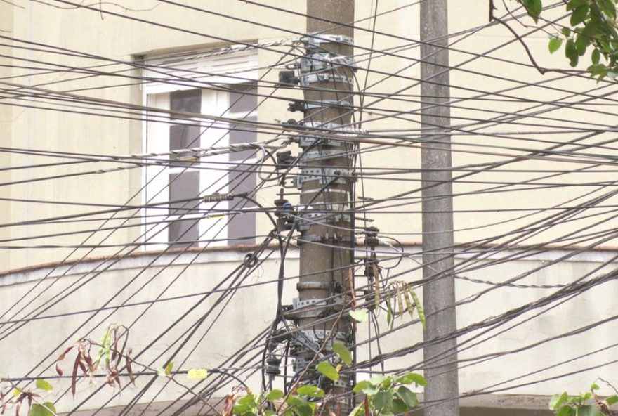 aumento-de-multas-por-fios-soltos-em-postes-triplica-em-sp3A-saiba-mais