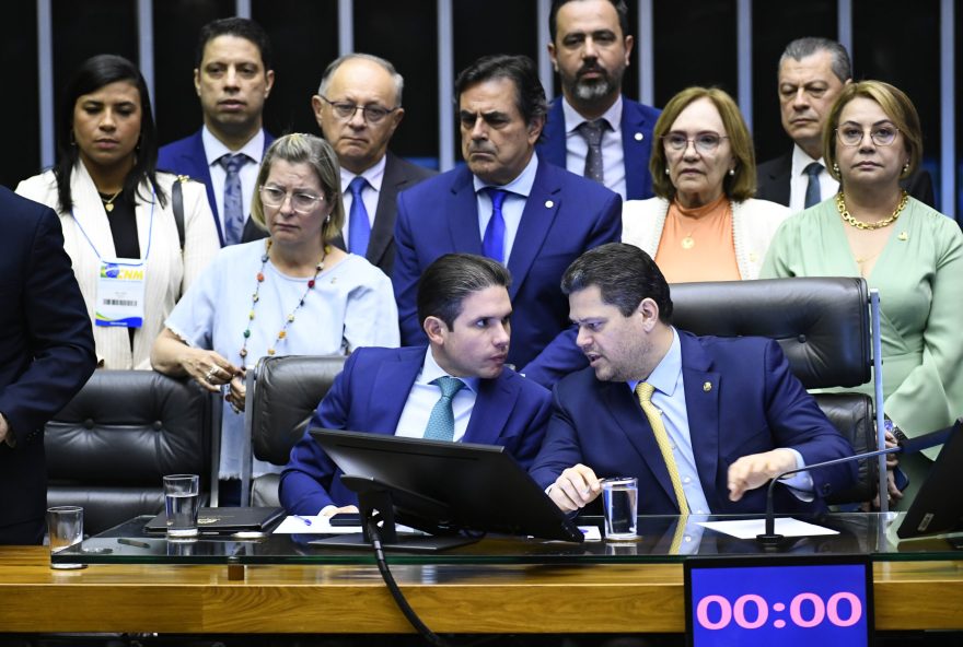 Plenário da Câmara dos Deputados durante sessão solene destinada à promulgação da Emenda Constitucional nº 136, de 2025, referente à Proposta de Emenda à Constituição nº 66 de 2023, que institui limite para o pagamento de precatórios pelos Estados, pelo Distrito Federal e pelos Municípios e estipula novo prazo de parcelamento especial de débitos com seus regimes próprios de previdência social e com o Regime Geral de Previdência Social; e dá outras providências. 

Mesa: 
presidente da Câmara dos Deputados, deputado Hugo Motta (Republicanos-PB); 
presidente do Senado Federal, senador Davi Alcolumbre (União-AP); 
deputado Domingos Sávio (PL-MG);
senadora Zenaide Maia (PSD-RN); 
senadora Jussara Lima (PSD-PI).

Foto: Carlos Moura/Agência Senado