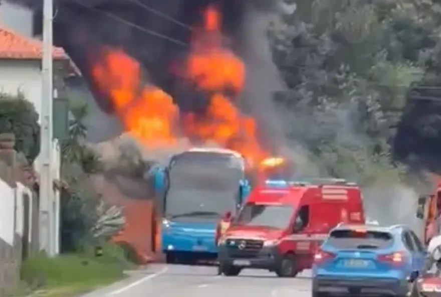 autocarro-da-rede-expressos-incendeia-se-em-famalicao-e-motorista-escapa-ileso