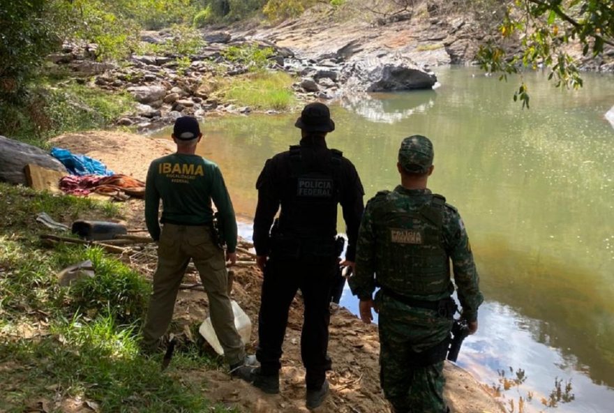 autoridades-destroem-balsas-de-garimpo-ilegal-em-juiz-de-fora3A-impactos-ambientais-e-acoes-preventivas