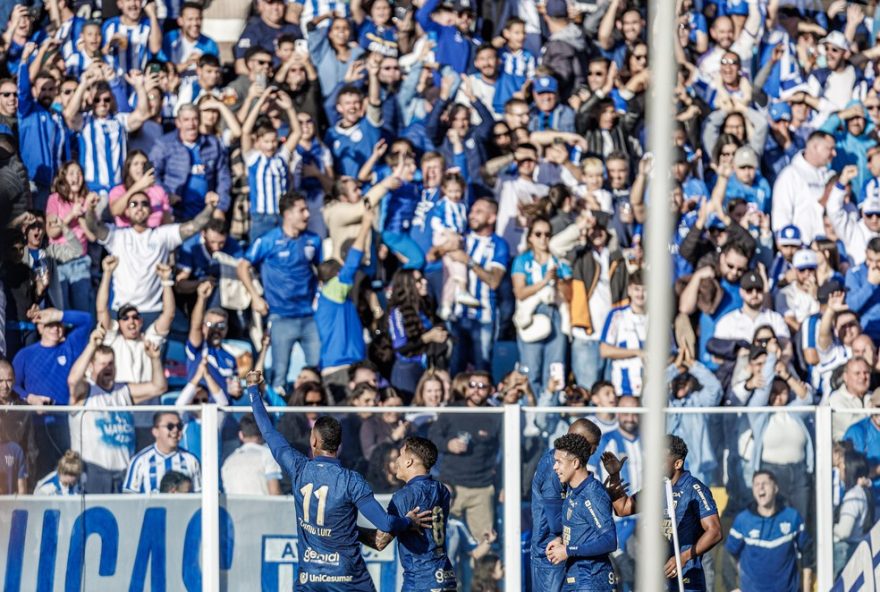 avai-quebra-recorde-de-publico-na-serie-b-com-promocao-de-ingressos-gratuitos3A-13.810-torcedores-na-ressacada