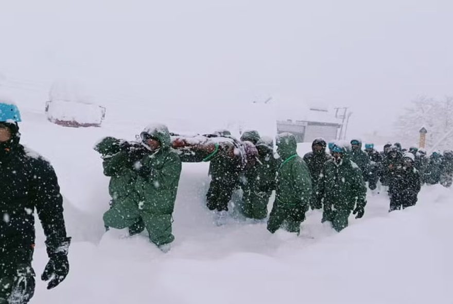 avalanche-de-geleira-no-himalaia-deixa-57-pessoas-presas3A-resgate-em-andamento