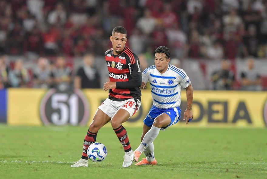 RJ - RIO DE JANEIRO - 02/10/2025 - BRASILEIRO A 2025, FLAMENGO X CRUZEIRO - Samuel Lino jogador do Flamengo disputa lance com Lucas Romero jogador do Cruzeiro durante partida no estadio Maracana pelo campeonato Brasileiro A 2025. Foto: Thiago Ribeiro/AGIF