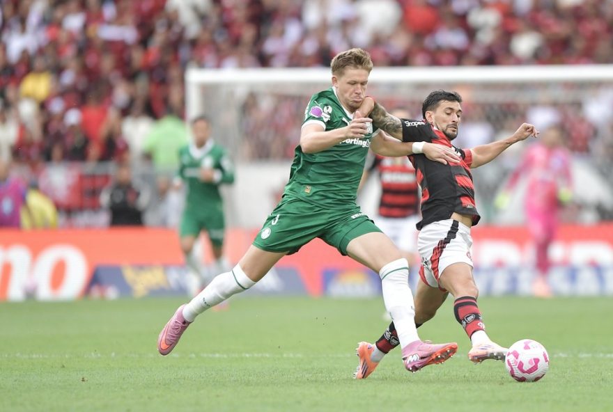 RJ - RIO DE JANEIRO - 19/10/2025 - BRASILEIRO A 2025, FLAMENGO X PALMEIRAS - Arrascaeta jogador do Flamengo disputa lance com Fuchs jogador do Palmeiras durante partida no estadio Maracana pelo campeonato Brasileiro A 2025. Foto: Thiago Ribeiro/AGIF