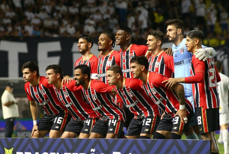 avaliacao-de-desempenho-do-sao-paulo-no-classico-contra-o-santos3A-rafael-falha2C-mas-calleri-garante-empate-na-vila.-veja-as-notas-dos-jogadores SP - SANTOS - 04/02/2026 - BRASILEIRO A 2026, SANTOS X SAO PAULO - Jogadores do Sao Paulo posam para foto antes na partida contra Santos no estadio Vila Belmiro pelo campeonato Brasileiro A 2026. Foto: Mauricio De Souza/AGIF