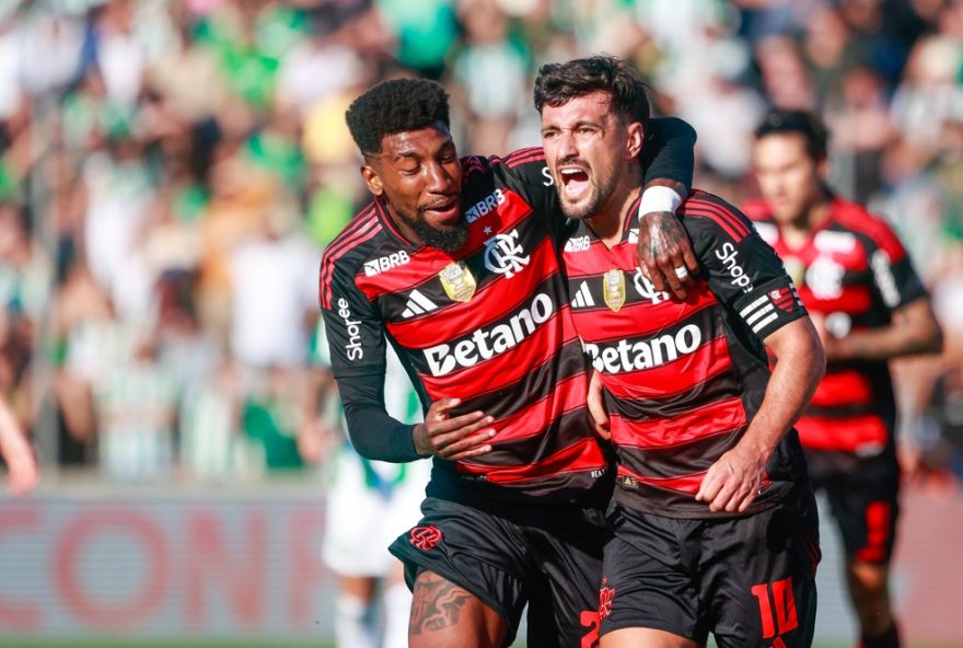RS - CAXIAS DO SUL - 14/09/2025 - BRASILEIRO A 2025, JUVENTUDE X FLAMENGO - Arrascaeta jogador do Flamengo comemora seu gol com Emerson Royal jogador da sua equipe durante partida contra o Juventude no estadio Alfredo Jaconi pelo campeonato Brasileiro A 2025. Foto: Luiz Erbes/AGIF