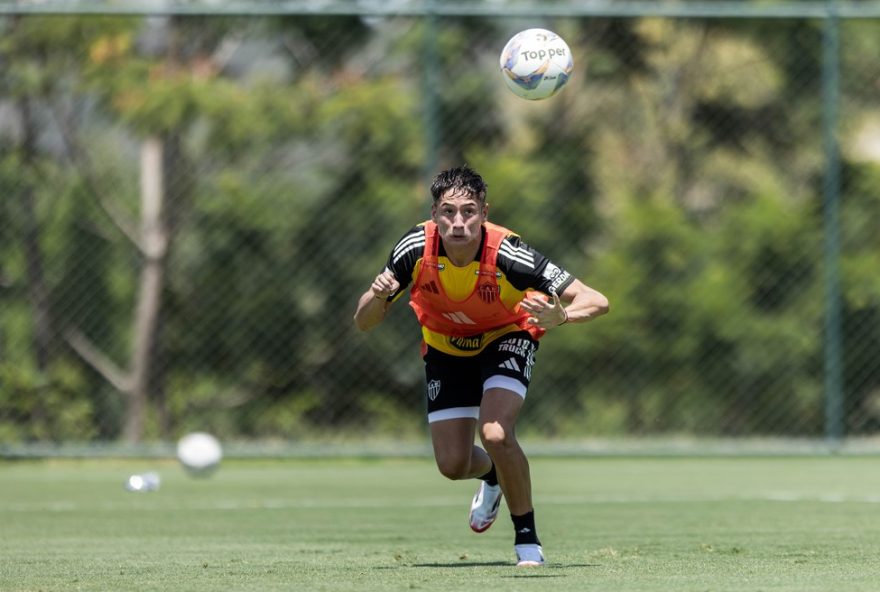 avaliacao-medica-define-futuro-de-ivan-roman-no-atletico-mg3A-misterio-sobre-cirurgia-na-mao-e-desfalques-para-o-classico