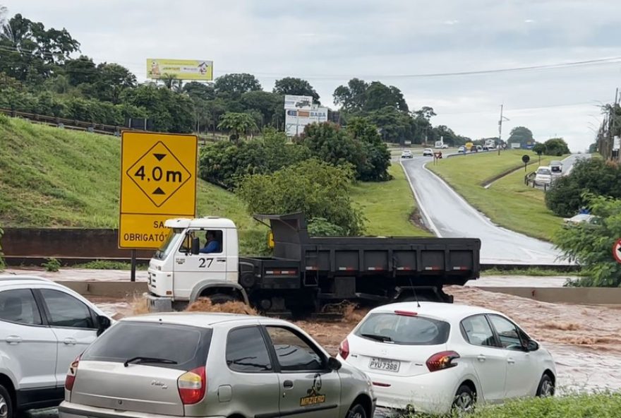 avenida-adelmo-perdizza3A-por-que-alaga-em-ribeirao-preto-toda-vez-que-chove3F