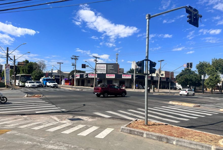 Prefeitura de Goiânia promove melhorias na mobilidade no corredor da Avenida T-7: objetivo é desafogar o trânsito e facilitar a fluidez de veículos e pedestres; agentes de trânsito da Mobilidade estarão no local dando o apoio viário