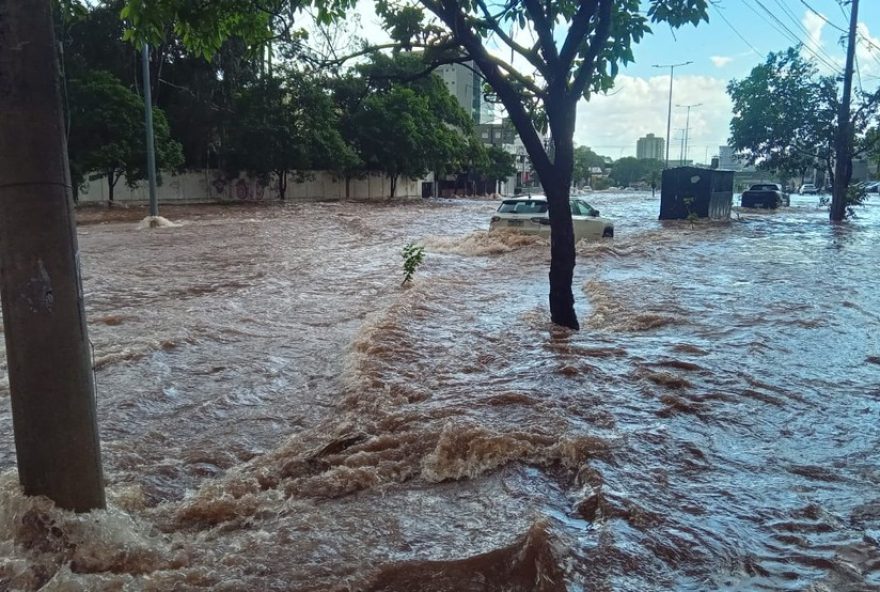 avenida-rondon-pacheco3A-alagamentos-em-2024-causaram-riscos-para-pedestres-e-motoristas