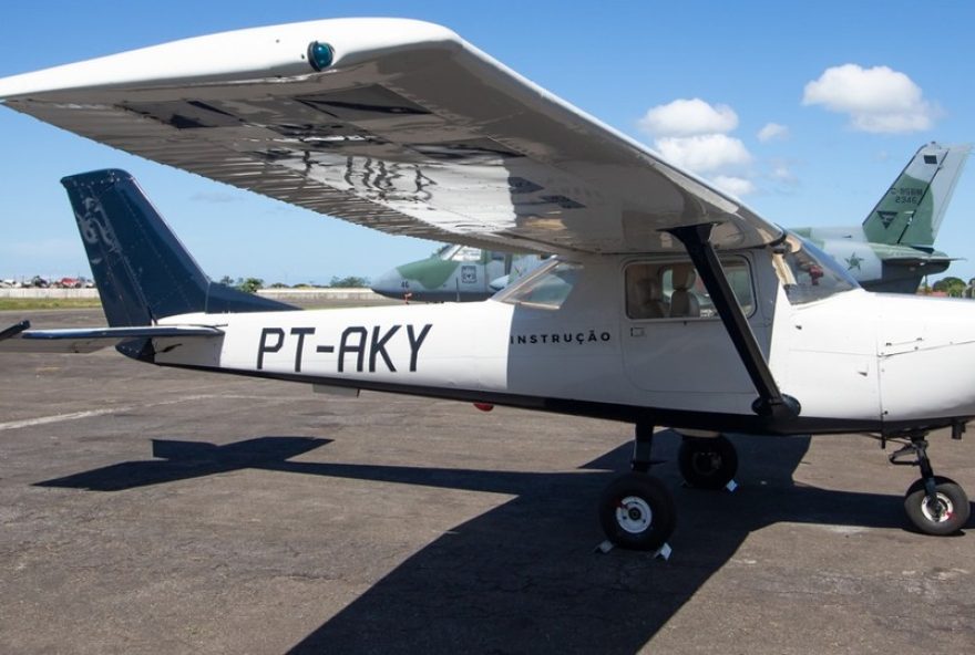 aviao-cai-em-aldeia-indigena-em-sp-durante-voo-de-instrucao3B-video-mostra-aeronave-rodopiando