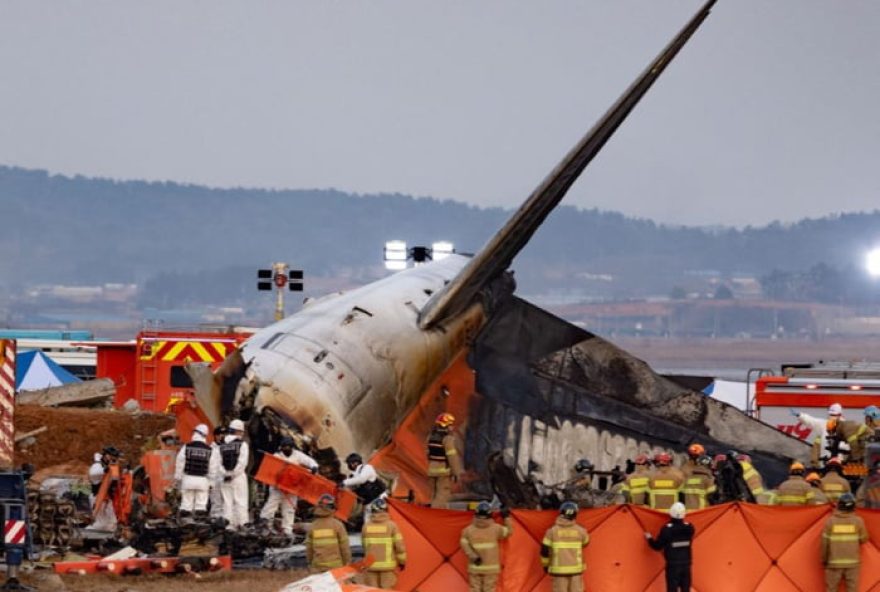 aviao-cai-na-coreia-do-sul-apos-colisao-com-passaros3A-resgatadas-apenas-duas-pessoas