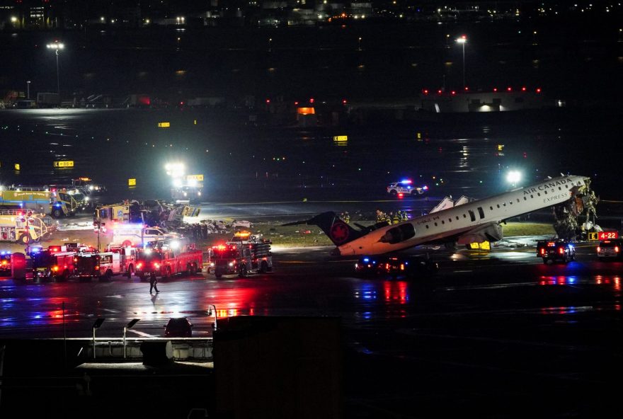 aviao-colide-com-veiculo-em-aeroporto-de-nova-york aviao-colide-com-veiculo-em-aeroporto-de-nova-york