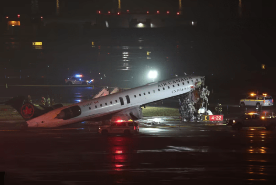 aviao-da-air-canada-express-colide-com-caminhao-dos-bombeiros-em-aeroporto-de-ny aviao-da-air-canada-express-colide-com-caminhao-dos-bombeiros-em-aeroporto-de-ny