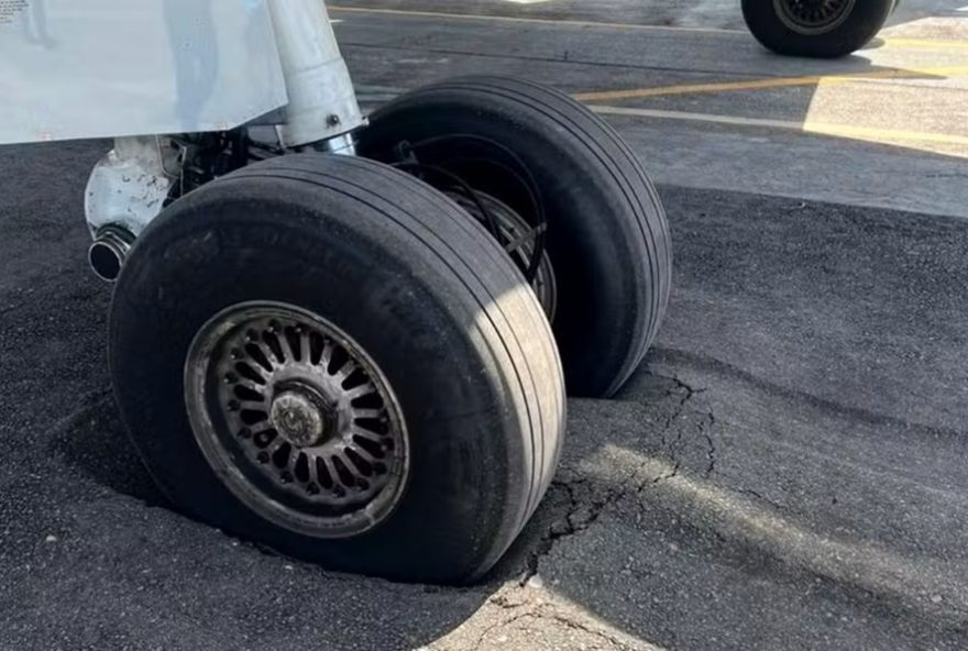 aviao-da-azul-fica-atolado-em-fernando-de-noronha3B-situacao-e-resolvida