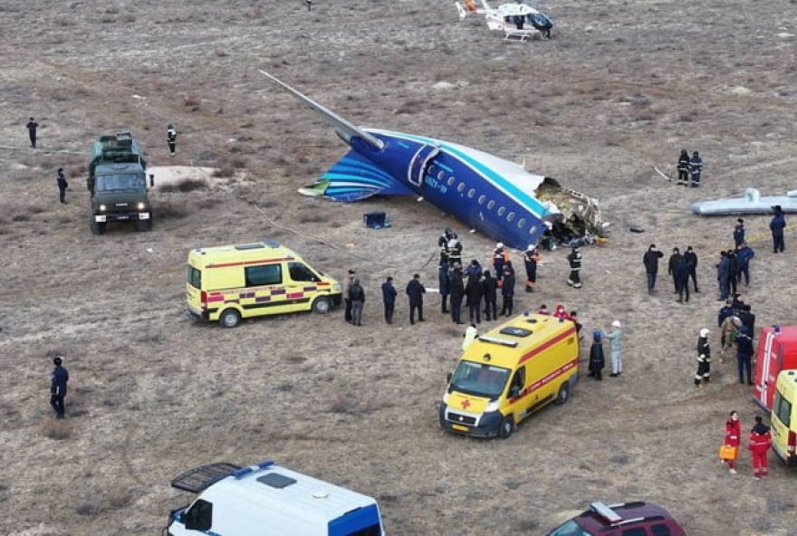 aviao-da-embraer-cai-no-cazaquistao-durante-ataque-ucraniano2C-diz-russia