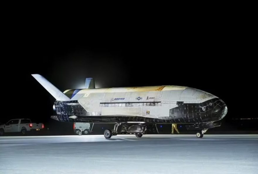 aviao-espacial-dos-eua-x-37b-retorna-a-terra-apos-434-dias-em-orbita