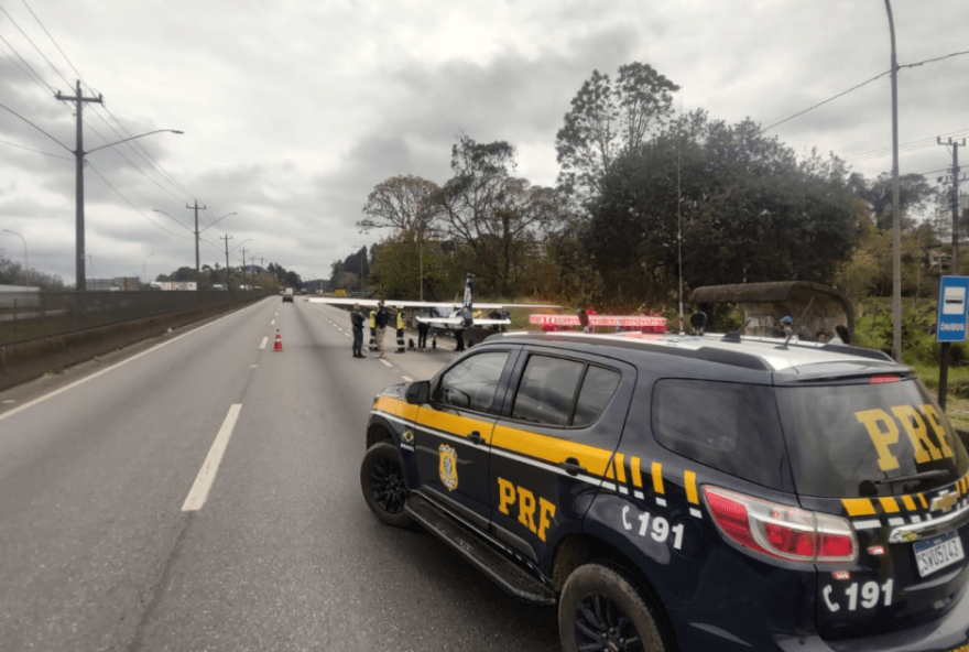 aviao-monomotor-faz-pouso-de-emergencia-na-rodovia-regis-bittencourt2C-em-sp