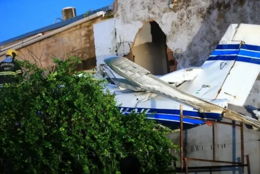 Avião caiu sobre sobrado. (Foto: Reprodução/G1)