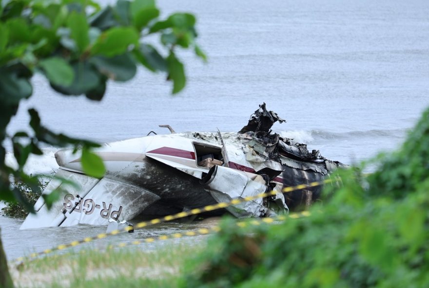 SP - AVIÃO/PEQUENO PORTE/UBATUBA/QUEDA/MORTE - GERAL - Vista dos destroços do avião de pequeno porte que caiu na manhã desta quinta-feira, 9, na orla da Praia do   Cruzeiro, em Ubatuba, no litoral norte de São Paulo. Uma pessoa morreu (piloto) e outras cinco ficaram feridas, de   acordo com o Corpo de Bombeiros. Quatro delas estavam na aeronave, sendo dois adultos e duas crianças. O avião, que   ultrapassou a pista durante o pouso, pertence à família do produtor rural Nelvo Fries, de acordo com o Registro   Aeronautico Brasileiro (RAB), da Agência Nacional de Aviação Civil (Anac).   09/01/2025 - Foto: FABRICIO DOS SANTOS/CÓDIGO19/ESTADÃO CONTEÚDO