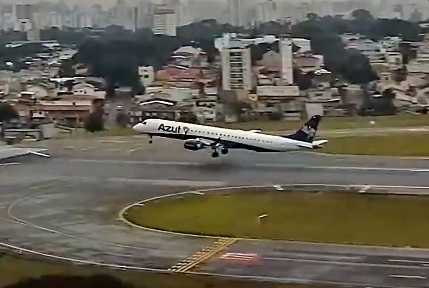 Momento em que avião da Azul decola quase no fim da pista em Congonhas, gerando apreensão