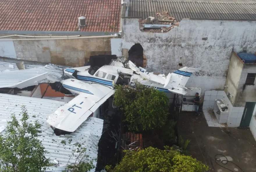 Avião caiu sobre casas em Goiânia. (Foto: Reprodução/G1)