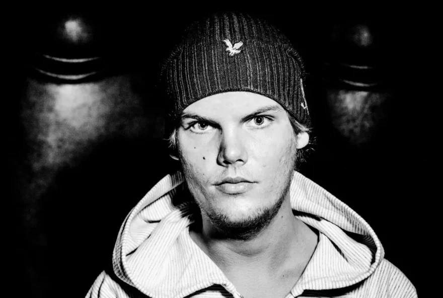 Avicii: Documentário da Netflix explora a trajetória e a morte do DJ sueco