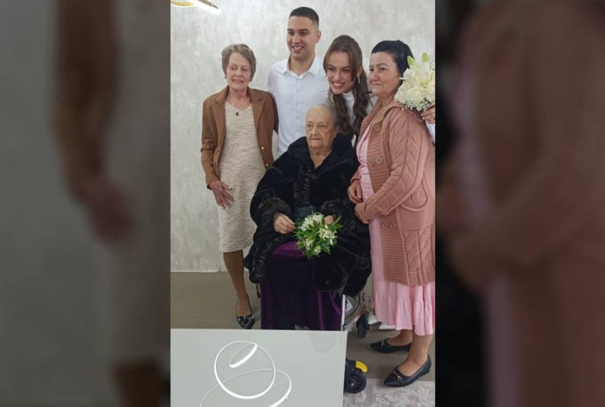 avo-internada-em-uti-movel-ve-casamento-da-neta-e-recebe-alta3A-nem-toda-cura-e-so-com-remedio