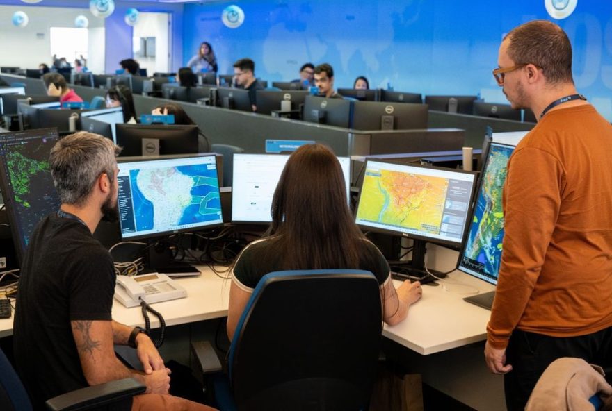 azul-linhas-aereas-contrata-meteorologistas-para-prever-clima-extremo-em-voos
