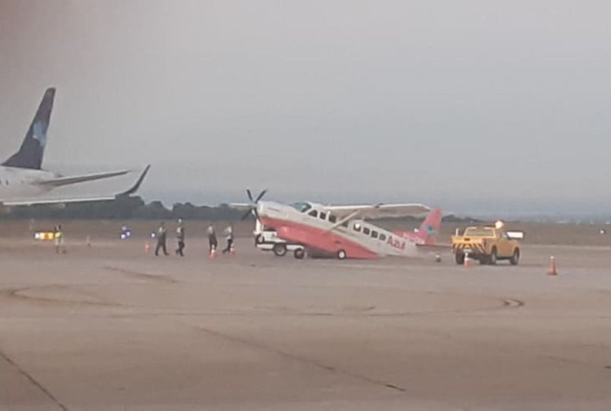 azul3A-aviao-toca-a-cauda-no-solo-em-viracopos-durante-embarque-para-o-rio-de-janeiro.-passgeiros-realocados