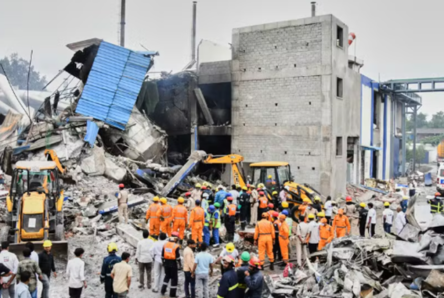 Explosão e incêndio em fábrica farmacêutica deixam 36 mortos, na Índia (Foto: Associated Press)