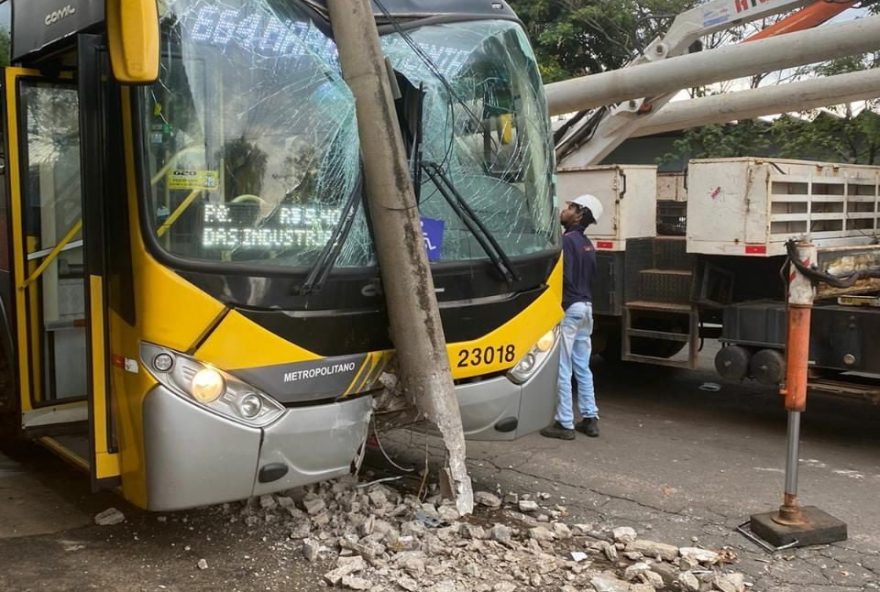 Após mal súbito, motorista de ônibus colide contra poste, em Sumaré