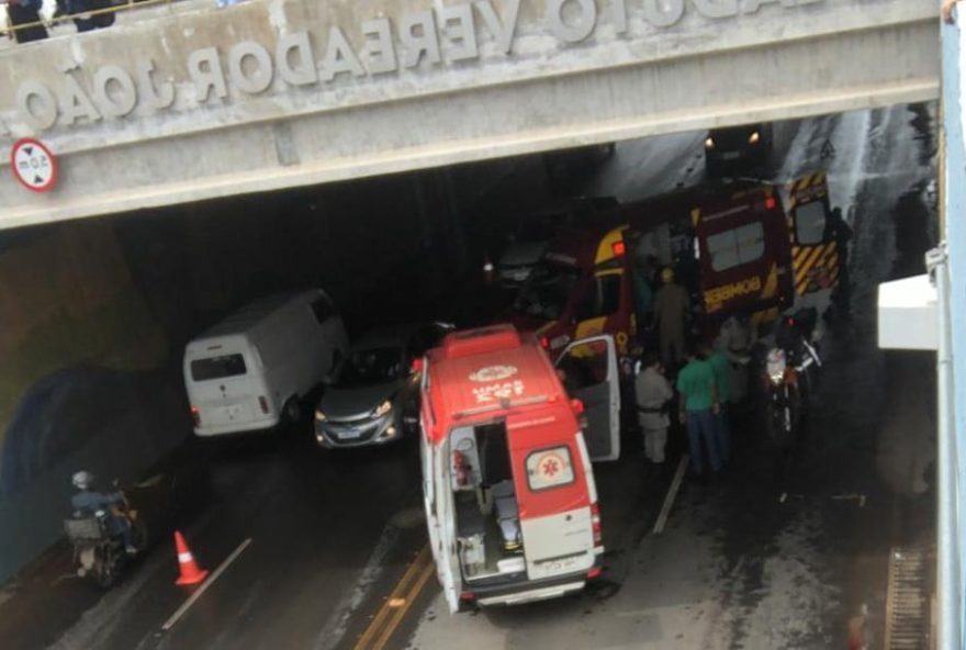 Ambulância e bombeiros socorrendo a vítima / Foto: Reprodução