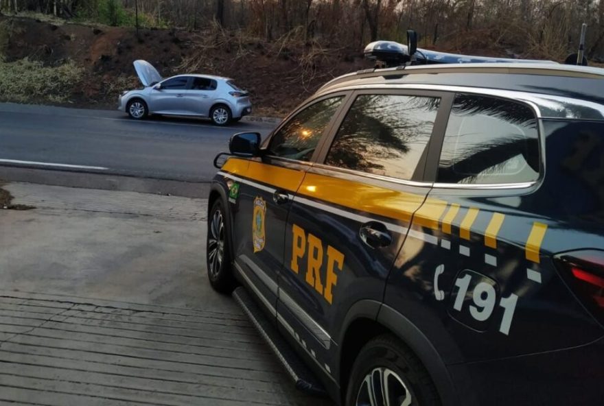 Mulher é presa pela PRF em Goiânia com veículo furtado que recebeu de presente do marido (Foto: PRF)