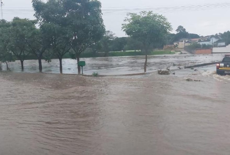 Represa transborda e alaga ruas e residências| Foto: Reprodução