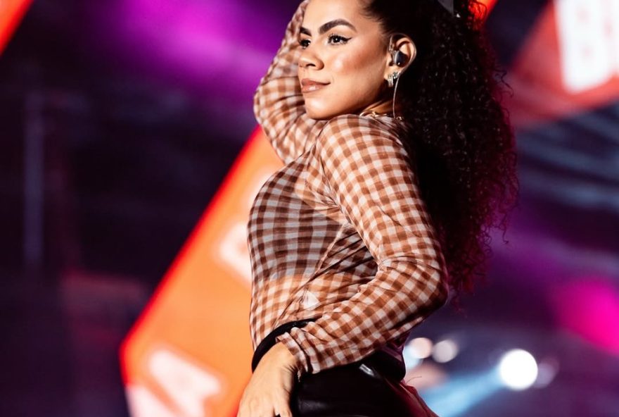 backing-vocal-da-limao-com-mel-tem-cabelos-atingidos-por-fogo-durante-show-em-pernambuco3A-cantora-tranquiliza-fas-e-destaca-apoio-da-banda