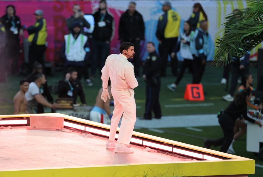 bad-bunny-brilha-no-super-bowl-com-sua-performance-envolvente-e-talentosa bad-bunny-brilha-no-super-bowl-com-sua-performance-envolvente-e-talentosa
