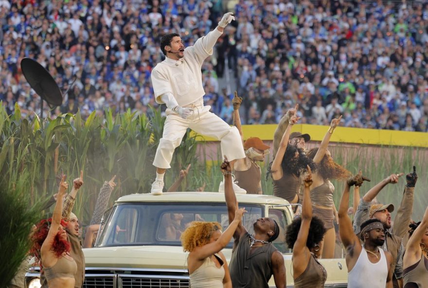 bad-bunny-brilha-no-super-bowl-em-show-repleto-de-simbolismo-e-criticas3A-como-sua-apresentacao-ecoa-globalmente bad-bunny-brilha-no-super-bowl-em-show-repleto-de-simbolismo-e-criticas3A-como-sua-apresentacao-ecoa-globalmente