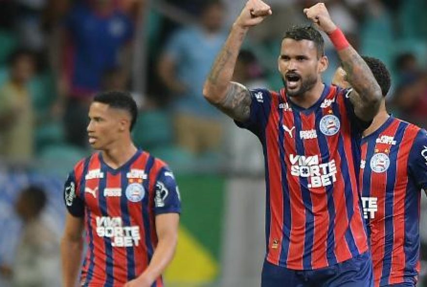 bahia-vence-flamengo-com-dois-expulsos-e-confirma-palmeiras-lider