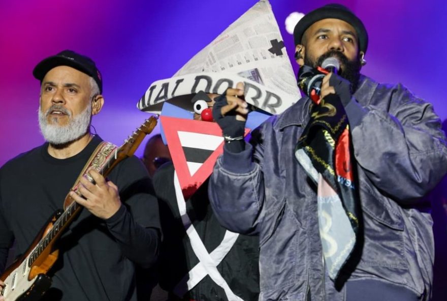 baianasystem-agita-festival-de-inverno-bahia-com-navio-pirata