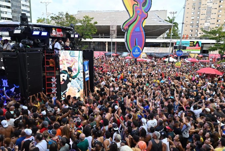 baianasystem-gera-polemica-ao-se-apresentar-em-camarote-de-luxo-no-carnaval-de-salvador baianasystem-gera-polemica-ao-se-apresentar-em-camarote-de-luxo-no-carnaval-de-salvador