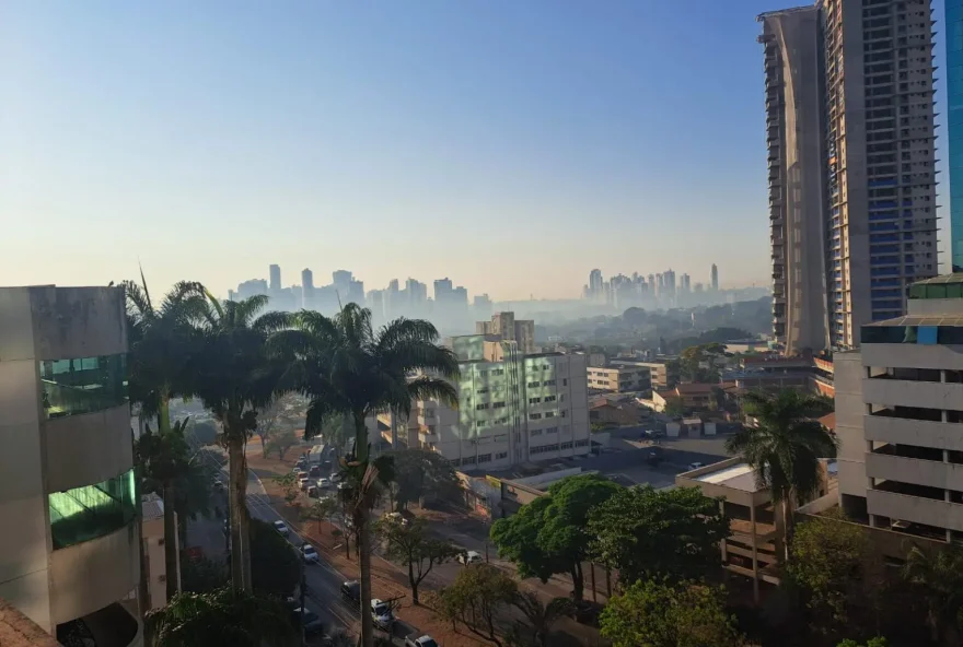 Em cenário de calor, fumaça e baixa umidade, população deve beber bastante água e evitar exposição ao sol nos horários mais quentes do dia, entre outras medidas (Foto: SES)