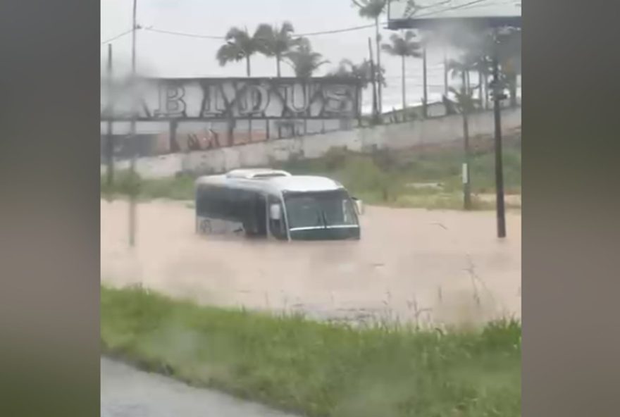 balneario-camboriu-debaixo-dagua3A-chuva-esperada-para-1-mes-cai-em-1-dia3B-videos-mostram-alagamentos