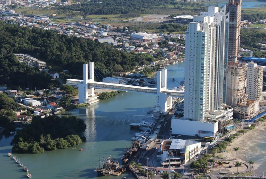 balneario-camboriu-e-multada-em-r24-433-mil-por-falta-de-documentacao-na-passarela-da-barra3A-entenda-a-situacao-e-os-proximos-passos