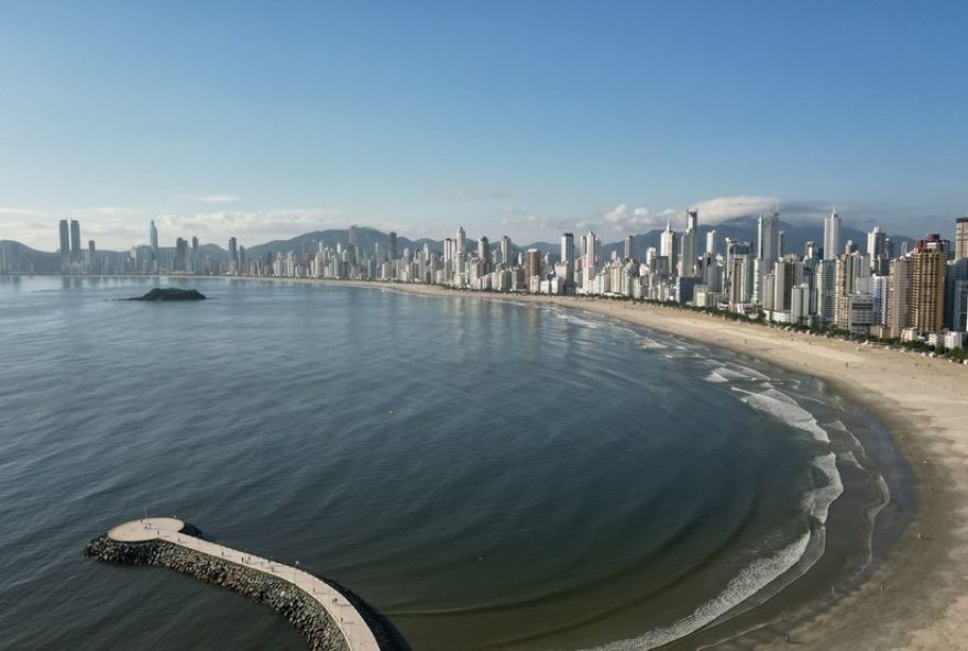 balneario-camboriu-enfrenta-onda-de-calor-intenso-com-sensacao-de-49oc-alerta-de-50oc-para-os-proximos-dias