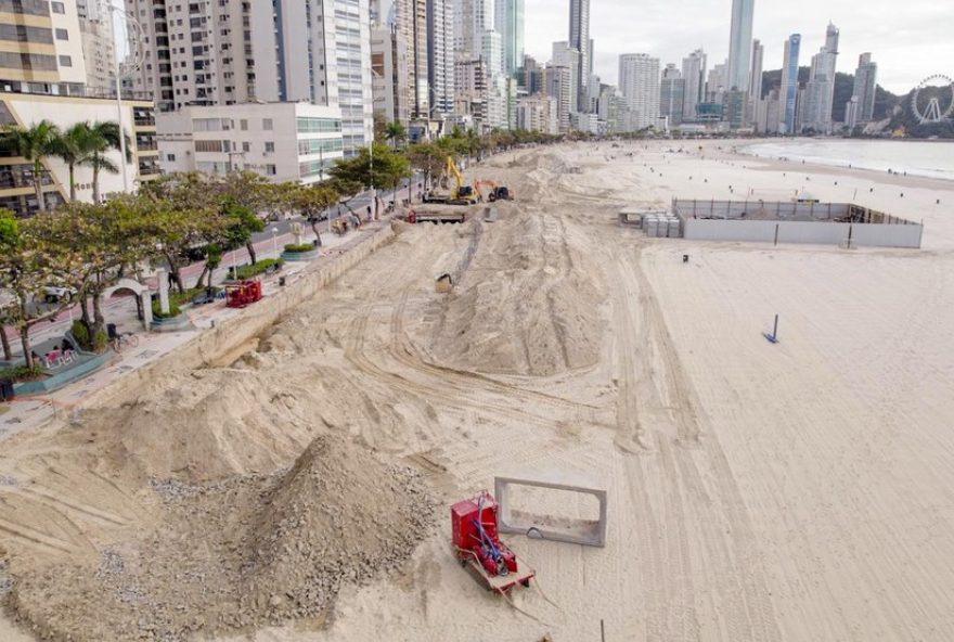 balneario-camboriu-inicia-peneiramento-da-areia-pos-obras-na-praia-central