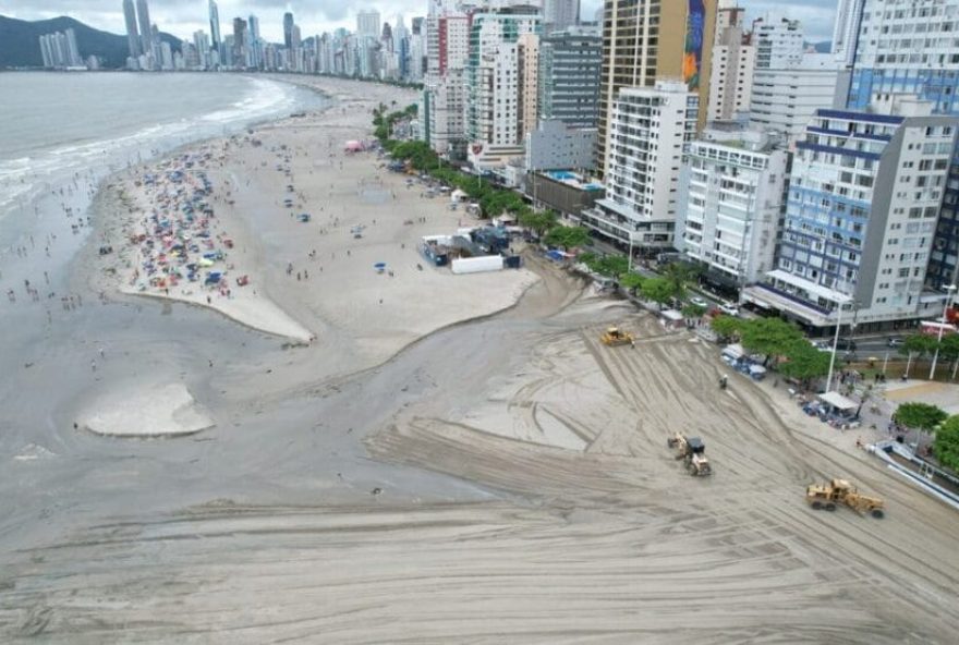 balneario-camboriu3A-praia-em-emergencia-apos-temporal-e-desobediencia-de-banhistas